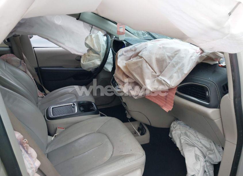 Photo 5 of 2021 Chrysler Pacifica TOURING L (VIN 2C4RC1BG5MR538557)