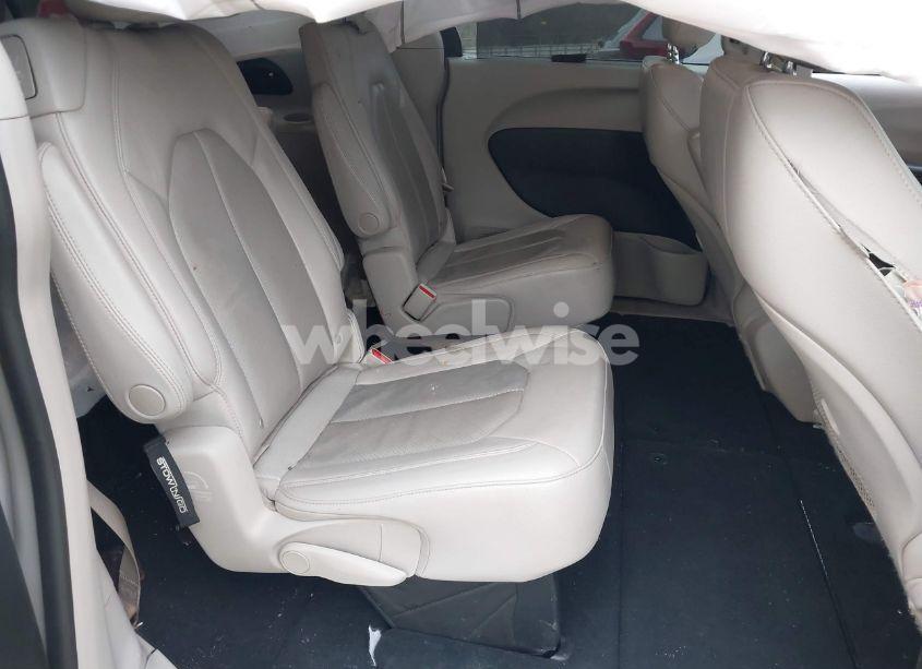 Photo 8 of 2021 Chrysler Pacifica TOURING L (VIN 2C4RC1BG5MR538557)