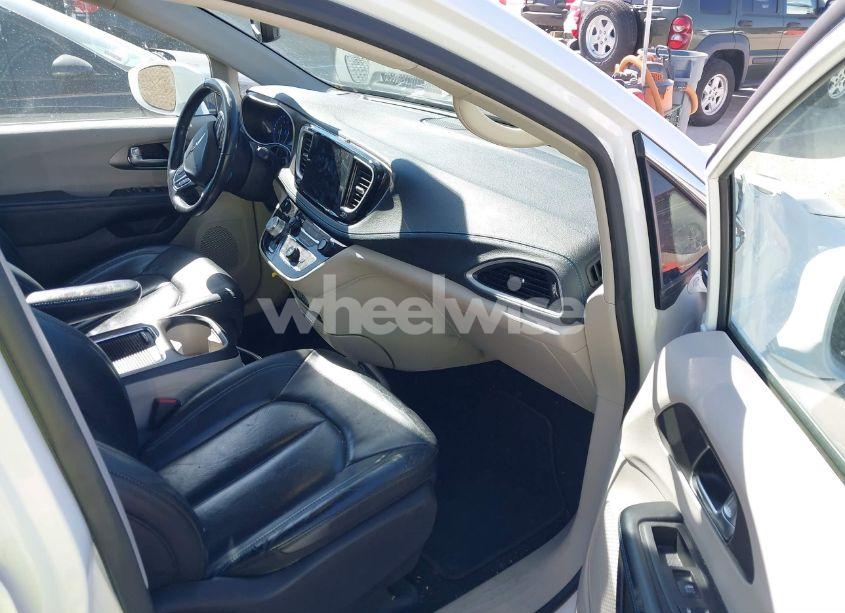 Photo 5 of 2021 Chrysler Pacifica TOURING L (VIN 2C4RC1BG5MR552653)