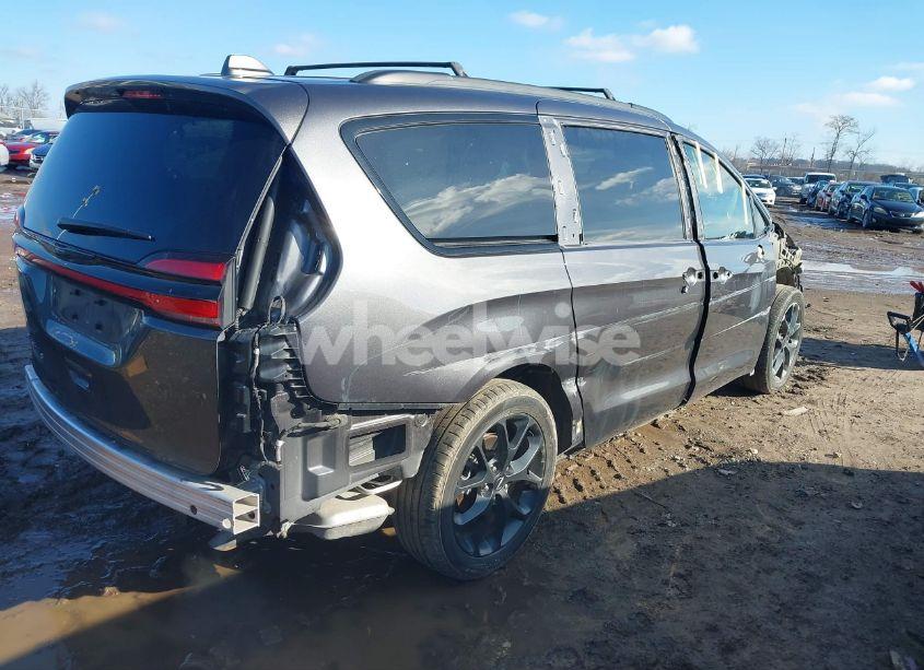 Photo 4 of 2021 Chrysler Pacifica TOURING L (VIN 2C4RC1BG5MR560977)