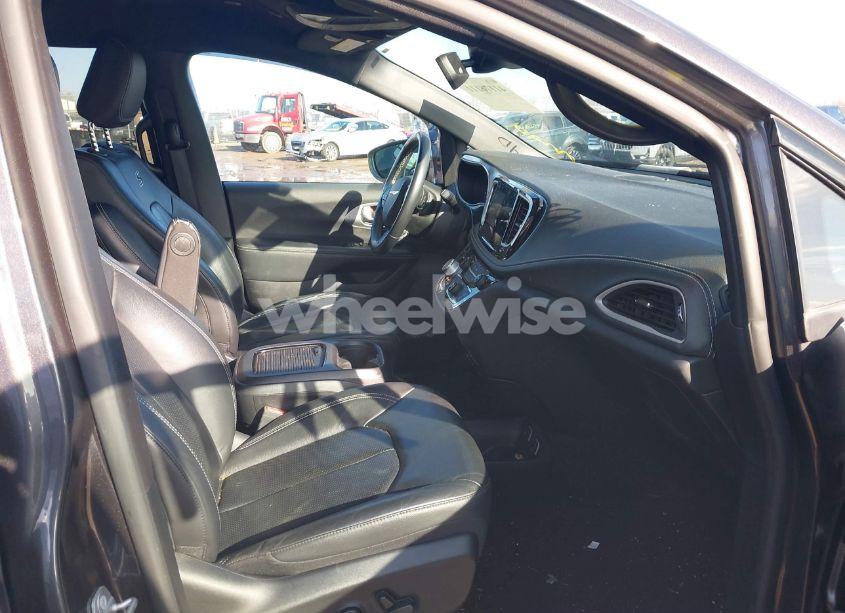 Photo 5 of 2021 Chrysler Pacifica TOURING L (VIN 2C4RC1BG5MR560977)