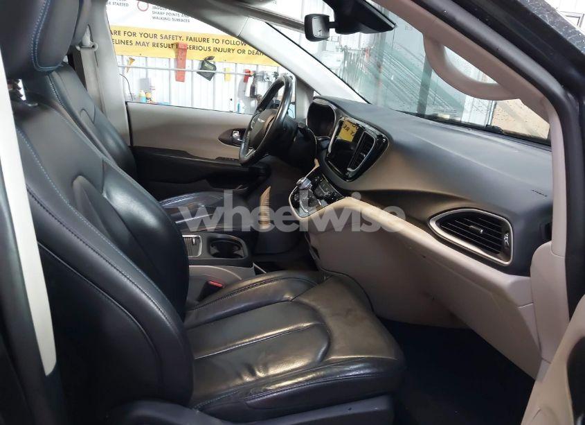 Photo 5 of 2021 Chrysler Pacifica TOURING L (VIN 2C4RC1BG5MR588987)