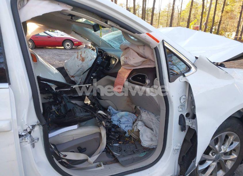 Photo 5 of 2021 Chrysler Pacifica TOURING L (VIN 2C4RC1BG5MR598984)