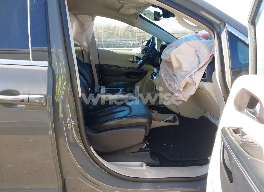 Photo 5 of 2022 Chrysler Pacifica TOURING L (VIN 2C4RC1BG5NR151928)