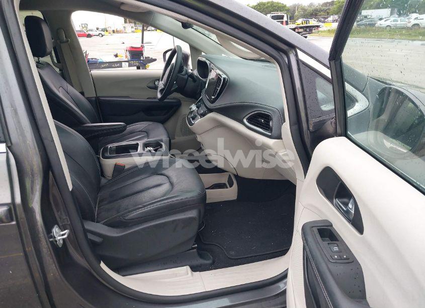 Photo 5 of 2022 Chrysler Pacifica TOURING L (VIN 2C4RC1BG5NR160824)