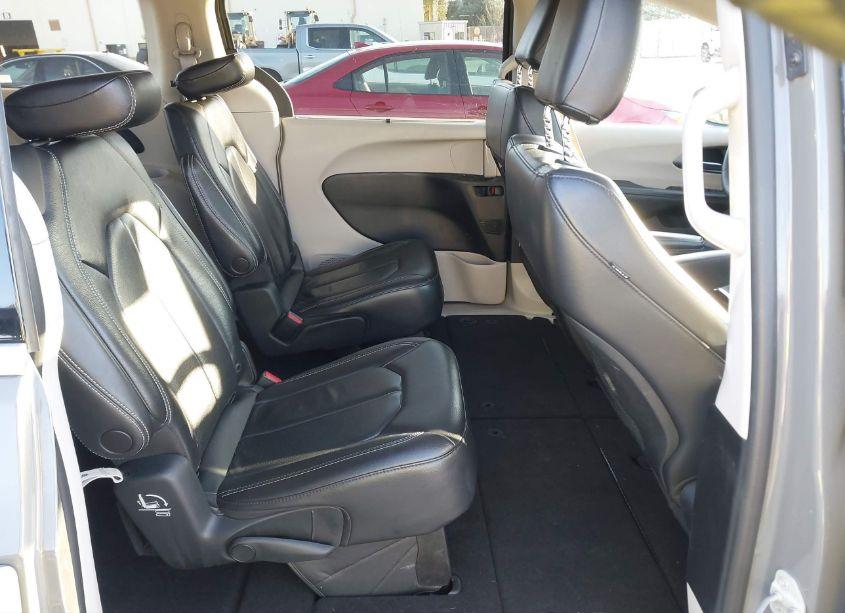 Photo 8 of 2022 Chrysler Pacifica TOURING L (VIN 2C4RC1BG5NR168311)