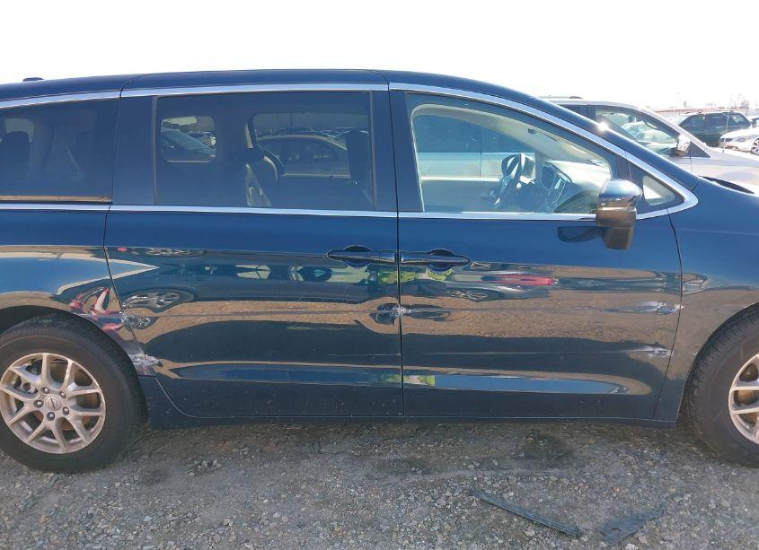 Photo 13 of 2023 Chrysler Pacifica TOURING L (VIN 2C4RC1BG5PR621572)