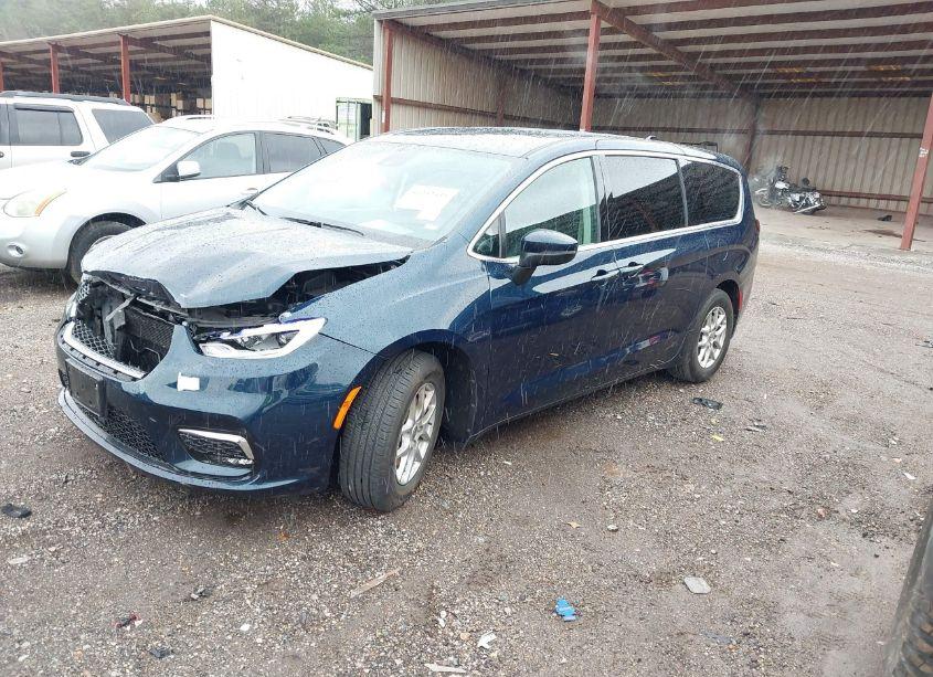 Photo 2 of 2023 Chrysler Pacifica TOURING L (VIN 2C4RC1BG5PR624021)