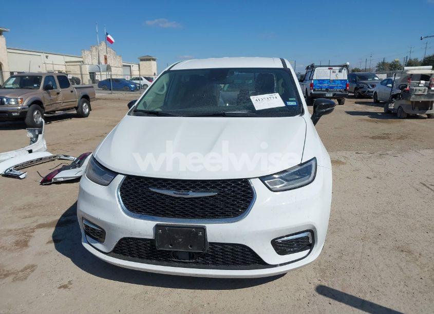 Photo 13 of 2024 Chrysler Pacifica TOURING L (VIN 2C4RC1BG5RR120118)