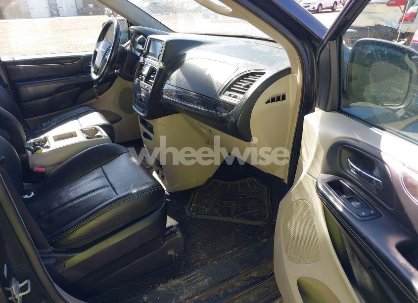 Photo 5 of 2014 Chrysler Town & COUNTRY TOURING (VIN 2C4RC1BG6ER160282)