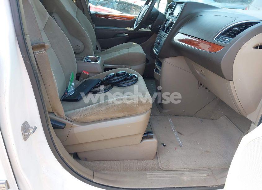 Photo 5 of 2014 Chrysler Town & COUNTRY TOURING (VIN 2C4RC1BG6ER196392)