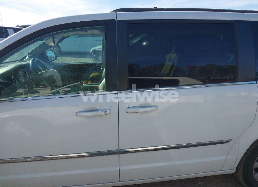 Photo 15 of 2014 Chrysler Town & COUNTRY TOURING (VIN 2C4RC1BG6ER312786)