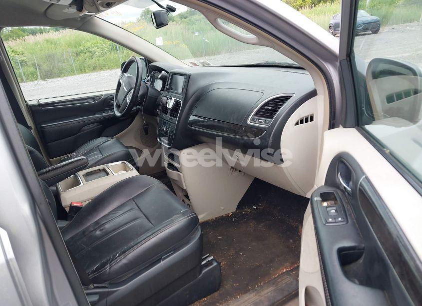 Photo 5 of 2014 Chrysler Town & COUNTRY TOURING (VIN 2C4RC1BG6ER357615)