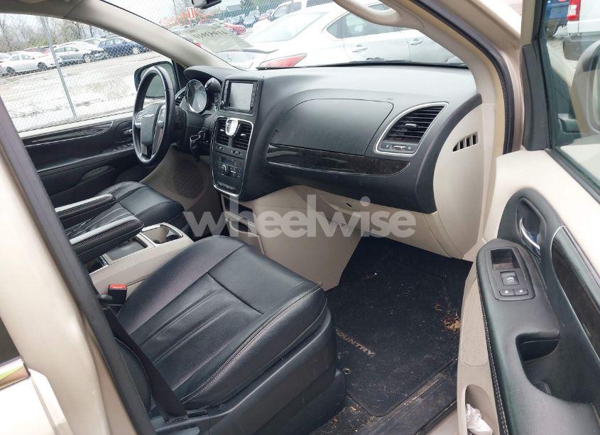 Photo 5 of 2014 Chrysler Town & COUNTRY TOURING (VIN 2C4RC1BG6ER372289)