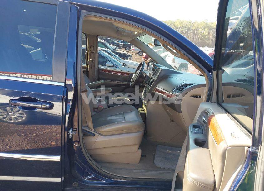 Photo 5 of 2014 Chrysler Town & COUNTRY TOURING (VIN 2C4RC1BG6ER440686)