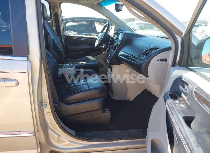 Photo 5 of 2014 Chrysler Town & COUNTRY TOURING (VIN 2C4RC1BG6ER447881)