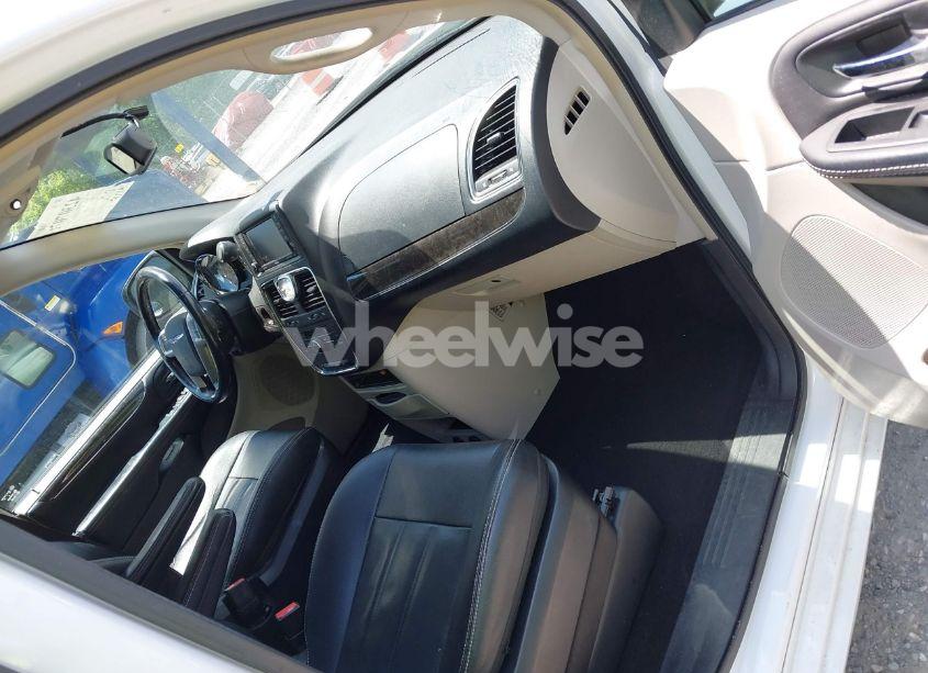 Photo 5 of 2016 Chrysler Town & COUNTRY TOURING (VIN 2C4RC1BG6GR229748)