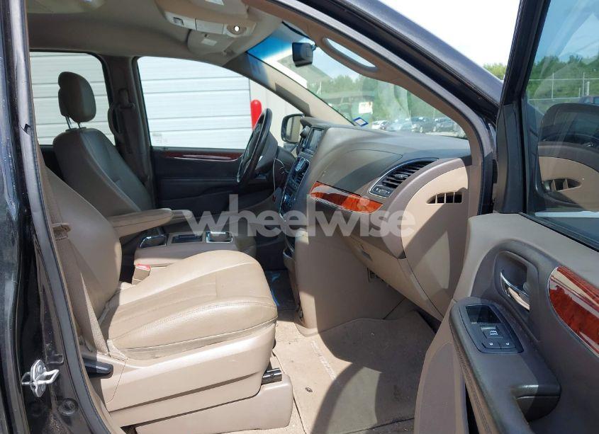 Photo 5 of 2016 Chrysler Town & COUNTRY TOURING (VIN 2C4RC1BG6GR296964)