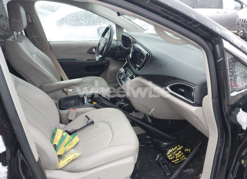 Photo 5 of 2017 Chrysler Pacifica TOURING-L (VIN 2C4RC1BG6HR552389)