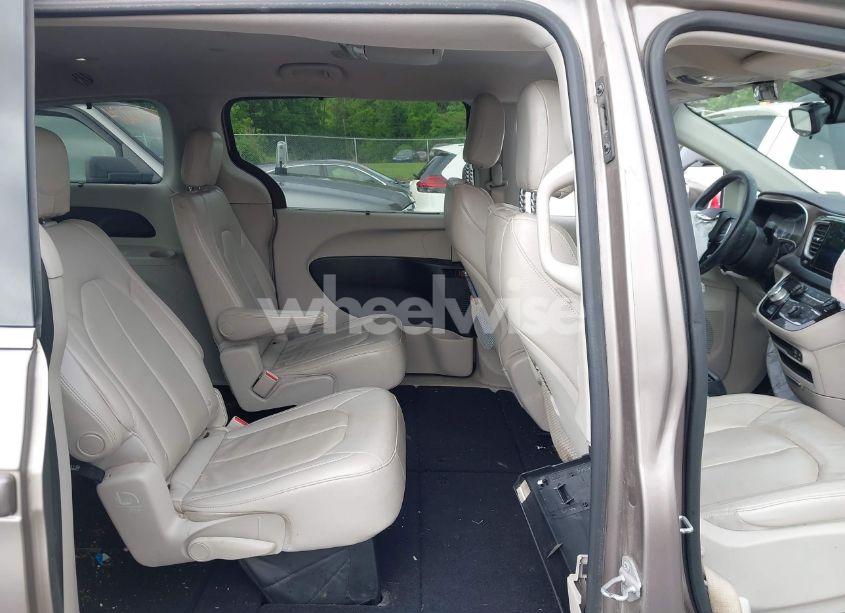 Photo 8 of 2017 Chrysler Pacifica TOURING-L (VIN 2C4RC1BG6HR708284)