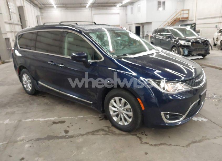 2017 Chrysler Pacifica TOURING-L (VIN 2C4RC1BG6HR745254) main photo