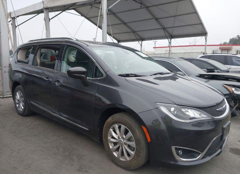 2018 Chrysler Pacifica TOURING L (VIN 2C4RC1BG6JR120360) main photo