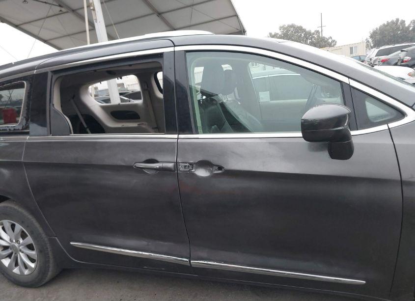 Photo 13 of 2018 Chrysler Pacifica TOURING L (VIN 2C4RC1BG6JR120360)