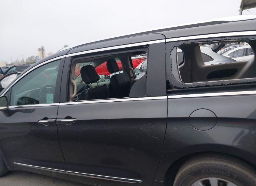 Photo 14 of 2018 Chrysler Pacifica TOURING L (VIN 2C4RC1BG6JR120360)