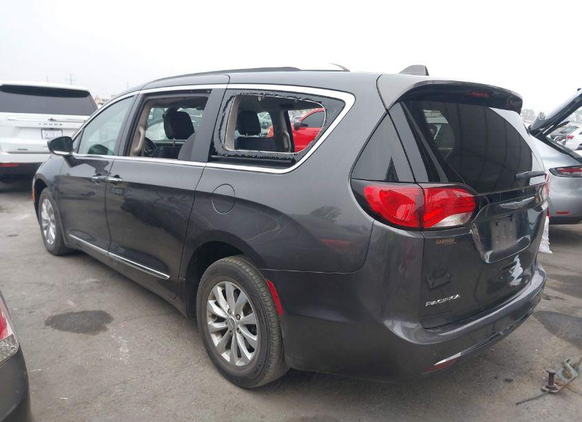 Photo 3 of 2018 Chrysler Pacifica TOURING L (VIN 2C4RC1BG6JR120360)