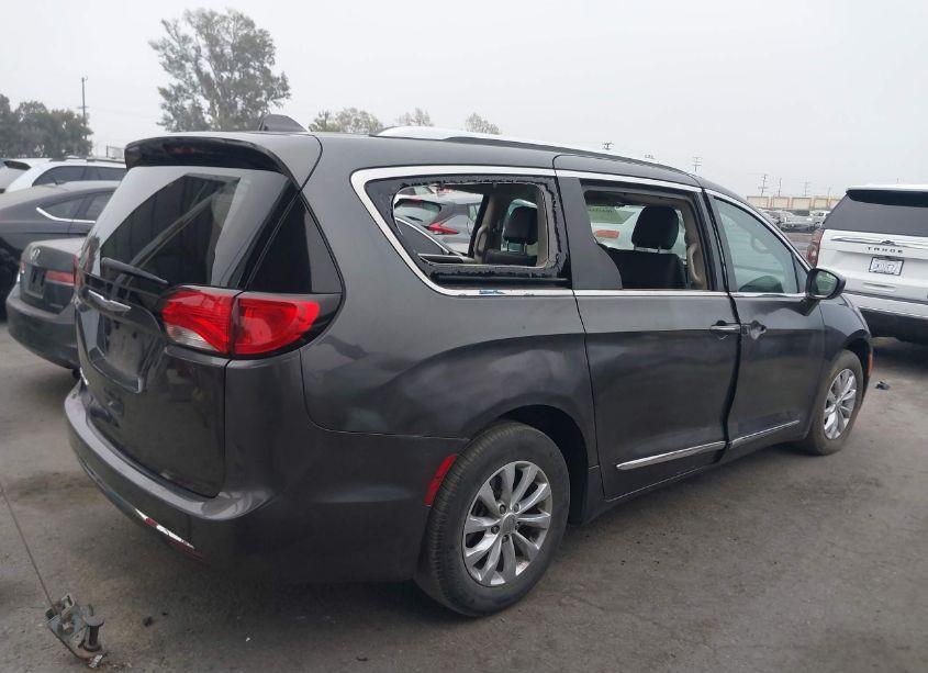 Photo 4 of 2018 Chrysler Pacifica TOURING L (VIN 2C4RC1BG6JR120360)