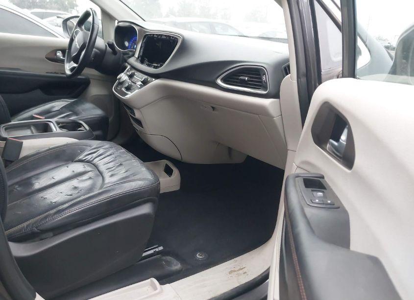 Photo 5 of 2018 Chrysler Pacifica TOURING L (VIN 2C4RC1BG6JR120360)