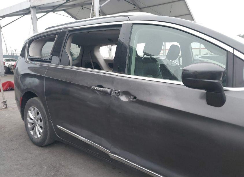 Photo 6 of 2018 Chrysler Pacifica TOURING L (VIN 2C4RC1BG6JR120360)