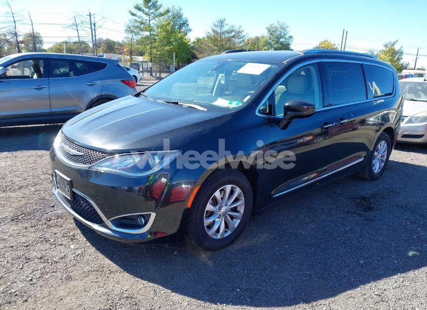 Photo 2 of 2018 Chrysler Pacifica TOURING L (VIN 2C4RC1BG6JR141550)