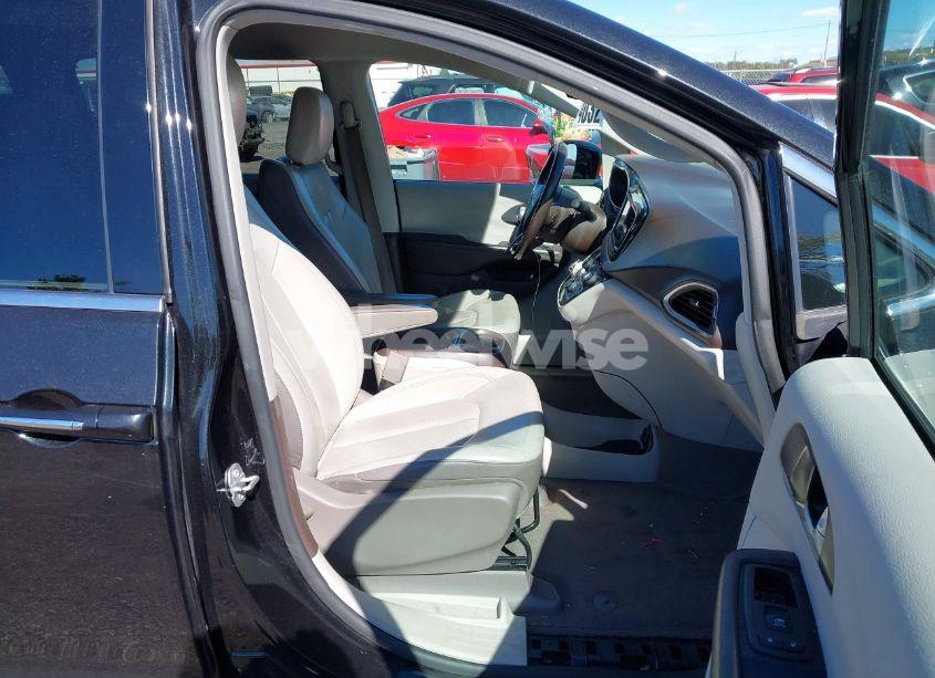 Photo 5 of 2018 Chrysler Pacifica TOURING L (VIN 2C4RC1BG6JR141550)