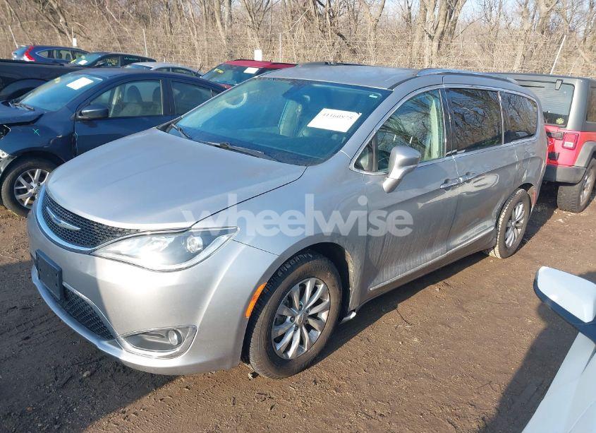 Photo 2 of 2018 Chrysler Pacifica TOURING L (VIN 2C4RC1BG6JR217736)