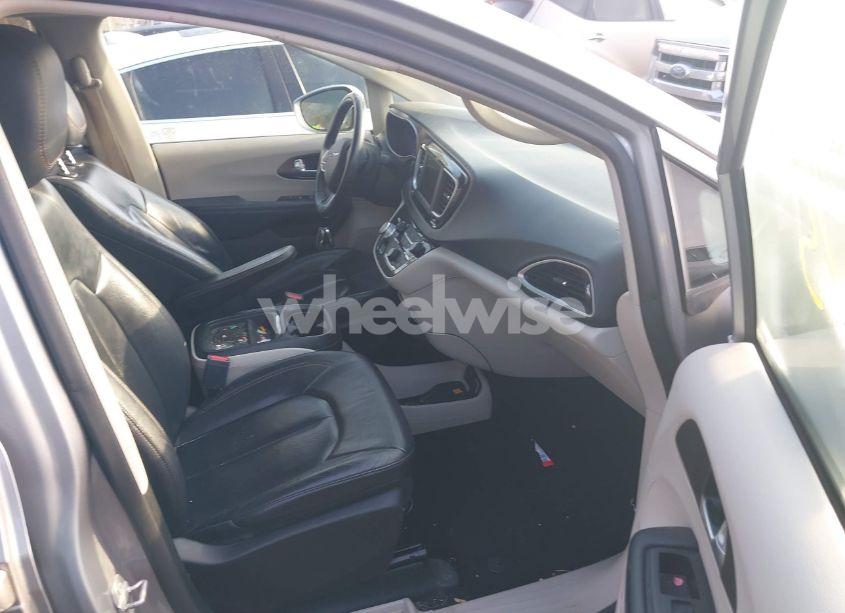 Photo 5 of 2018 Chrysler Pacifica TOURING L (VIN 2C4RC1BG6JR217736)