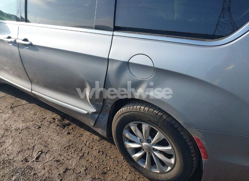 Photo 6 of 2018 Chrysler Pacifica TOURING L (VIN 2C4RC1BG6JR217736)