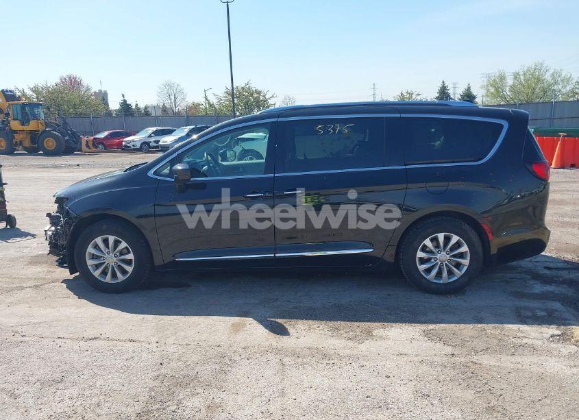 Photo 15 of 2018 Chrysler Pacifica TOURING L (VIN 2C4RC1BG6JR253880)