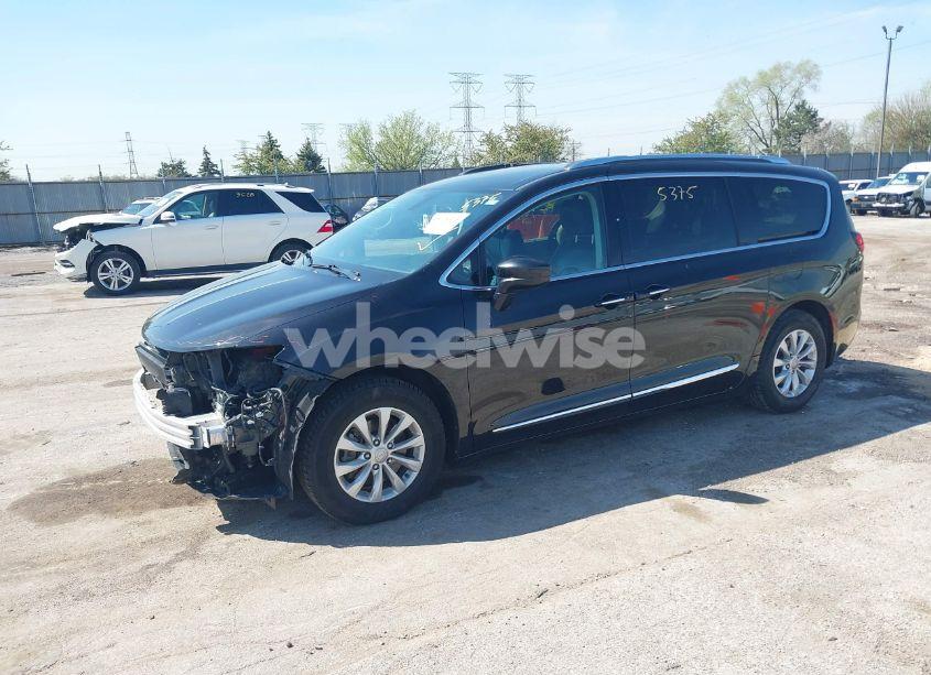 Photo 2 of 2018 Chrysler Pacifica TOURING L (VIN 2C4RC1BG6JR253880)