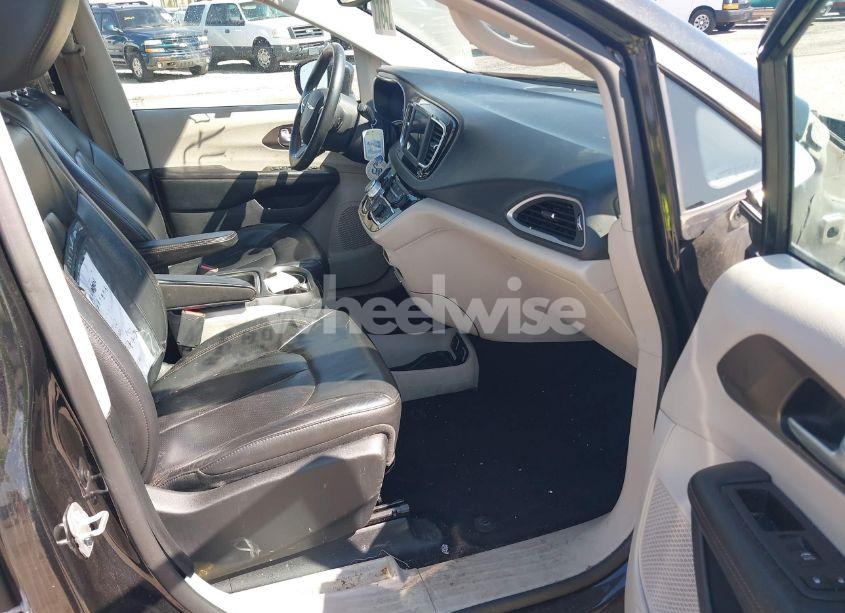 Photo 5 of 2018 Chrysler Pacifica TOURING L (VIN 2C4RC1BG6JR253880)