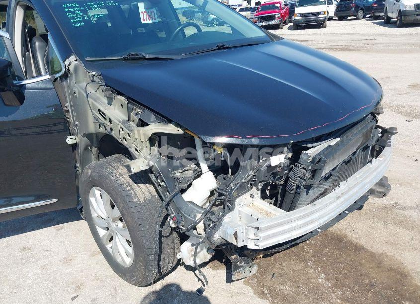 Photo 6 of 2018 Chrysler Pacifica TOURING L (VIN 2C4RC1BG6JR253880)