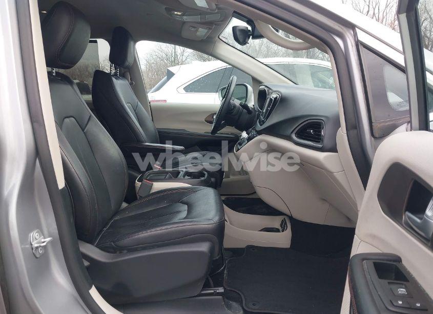 Photo 5 of 2018 Chrysler Pacifica TOURING L (VIN 2C4RC1BG6JR277547)