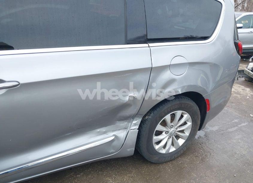 Photo 6 of 2018 Chrysler Pacifica TOURING L (VIN 2C4RC1BG6JR277547)