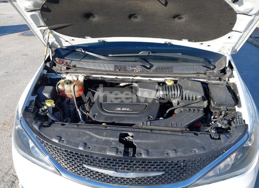 Photo 10 of 2018 Chrysler Pacifica TOURING L (VIN 2C4RC1BG6JR291674)