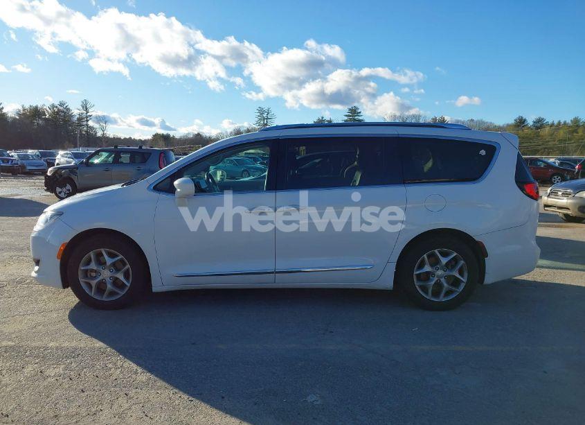 Photo 14 of 2018 Chrysler Pacifica TOURING L (VIN 2C4RC1BG6JR291674)