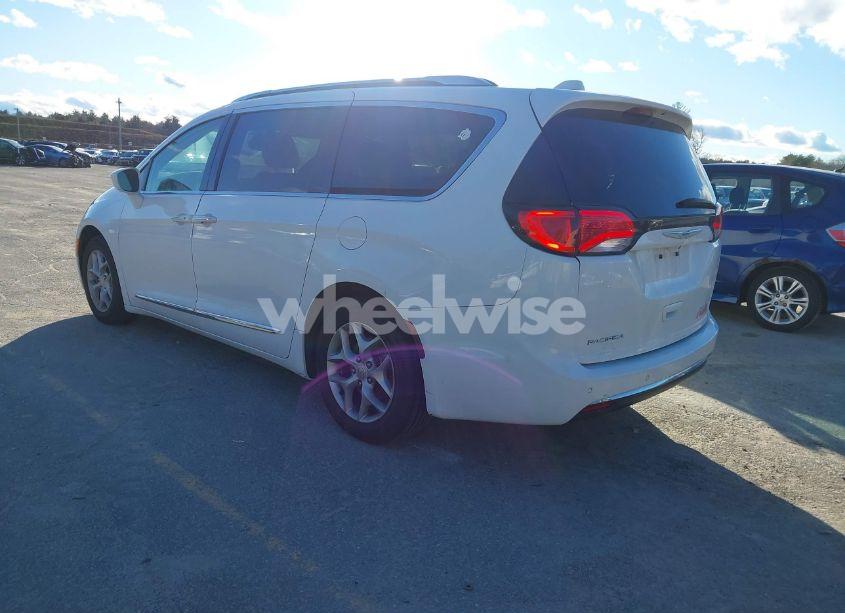 Photo 3 of 2018 Chrysler Pacifica TOURING L (VIN 2C4RC1BG6JR291674)