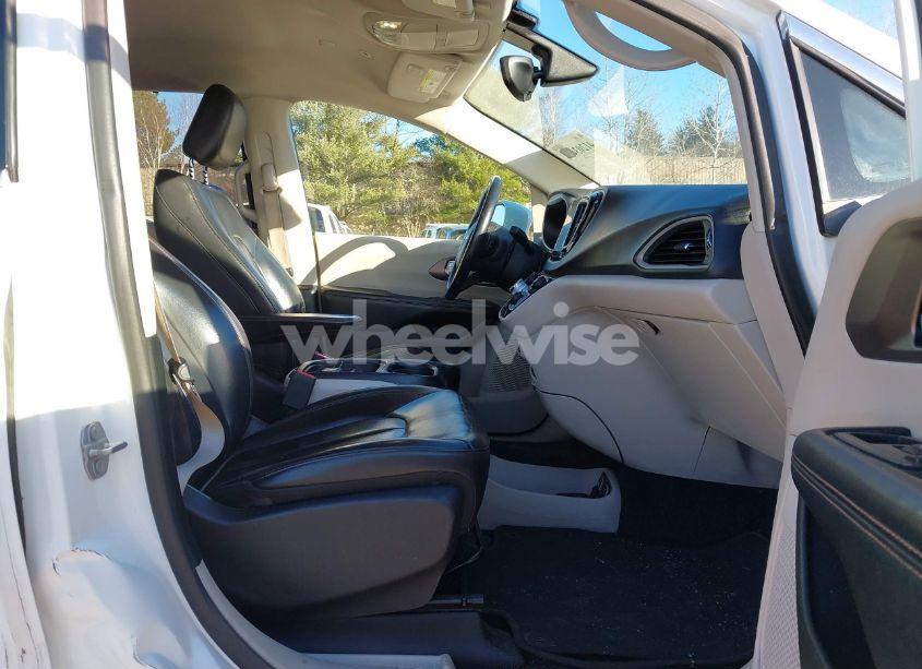 Photo 5 of 2018 Chrysler Pacifica TOURING L (VIN 2C4RC1BG6JR291674)