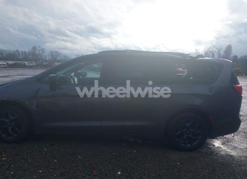 Photo 15 of 2018 Chrysler Pacifica TOURING L (VIN 2C4RC1BG6JR309543)