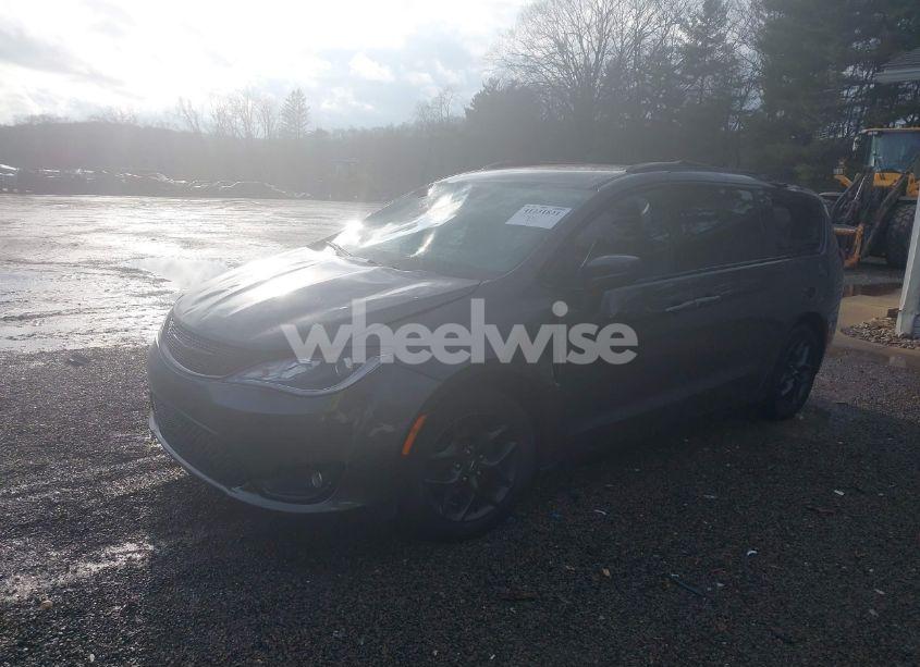 Photo 2 of 2018 Chrysler Pacifica TOURING L (VIN 2C4RC1BG6JR309543)