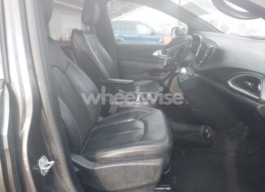 Photo 5 of 2018 Chrysler Pacifica TOURING L (VIN 2C4RC1BG6JR309543)